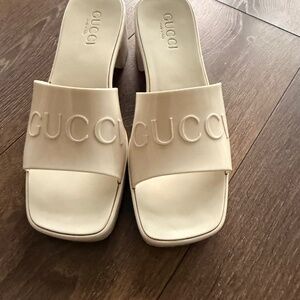 Gucci rubber sandals with heel